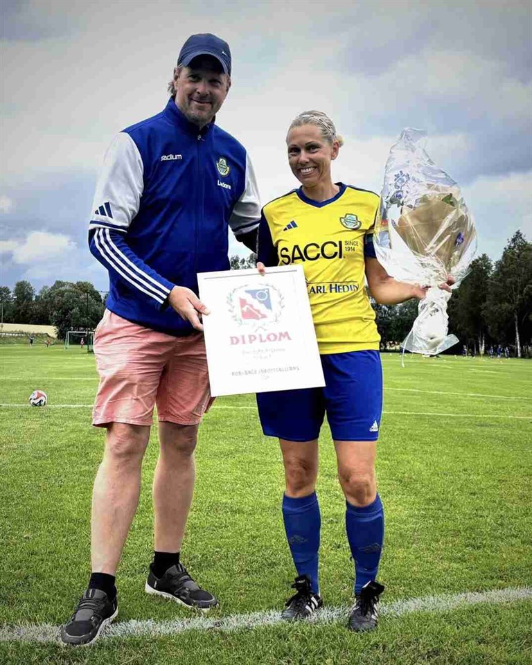 Rus onlayn pornosi aldanib jinsiy aloqa qilishdi. Rottweiler bilan qizning pornosini tomosha qiling