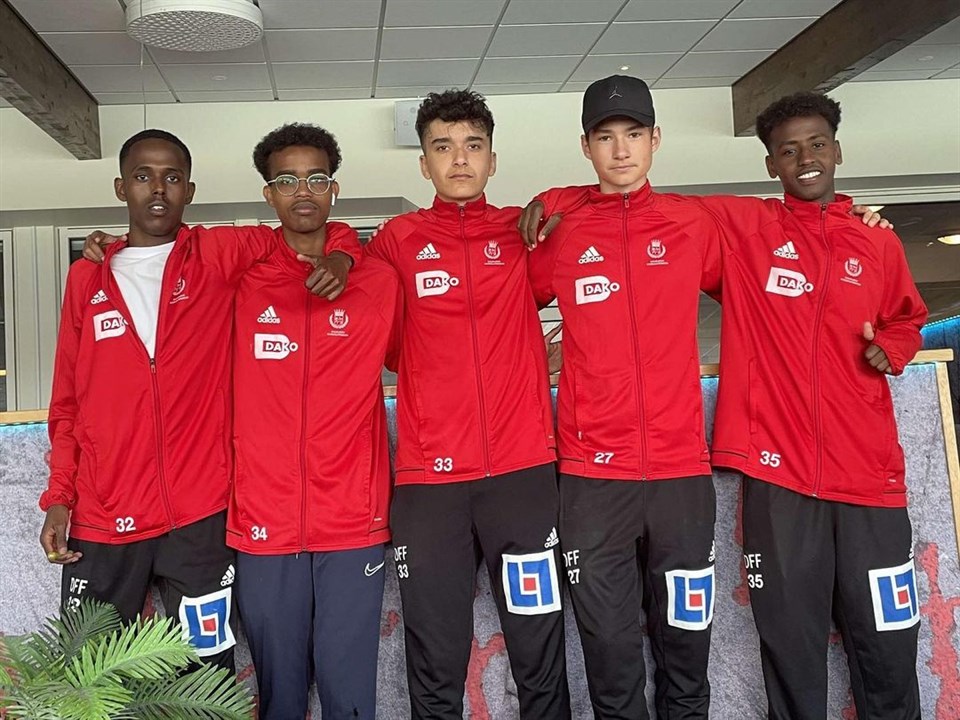 Yosh va qari jinsiy aloqani onlayn tomosha qiling Ayollar va anal jinsiy aloqa fotosuratlari